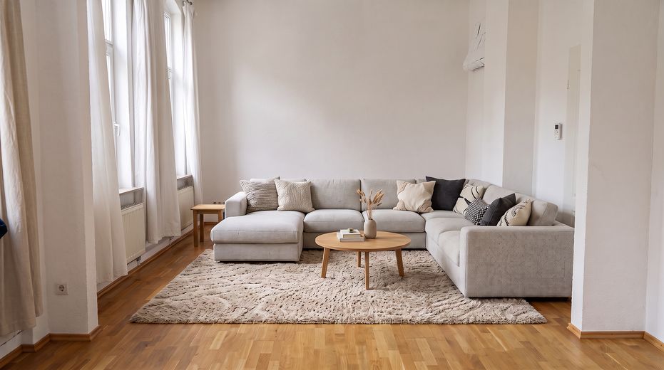 Charme historique. Confort de vie moderne. Un chez-soi avec du caractère. – Wohnzimmer möbliert (KI)