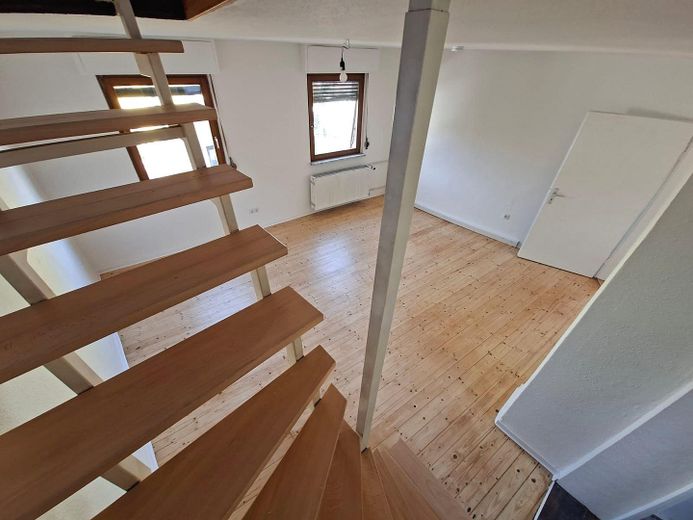 EERSTE BEWONING NA RENOVATIE AAN DE MAIN | Twee bijzondere woningen met aparte ingangen – Maisonette Treppenaufgang