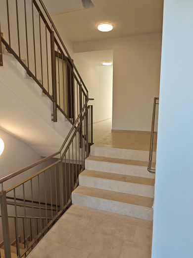 2 Zi-Wohnung Erstbezug ab 1.11. fußläufig 8 min zu U-und S-Bahn – Treppenhaus