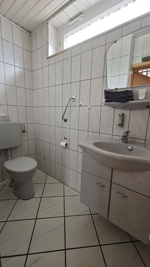 DHH mit großem Grundstück – Gäste-WC