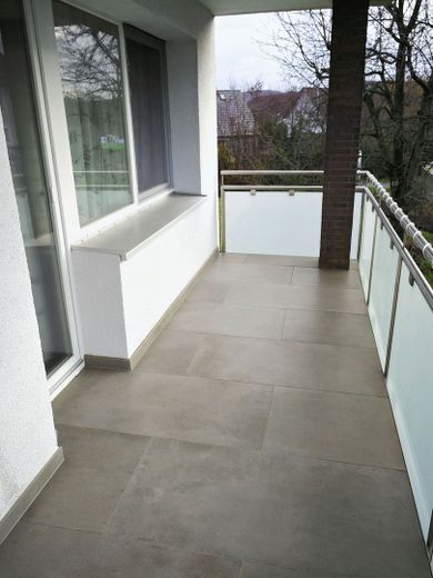 Modernes Zweifamilienhaus in Bredenbeck – Balkon im Obergeschoss