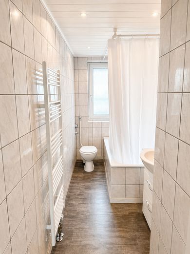 Moderne 2-Zimmer-Wohnung, vollständig renoviert und bezugsbereit – Bad