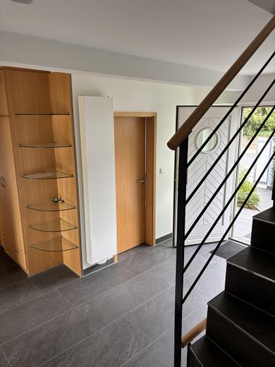 Helles, freistehendes Einfamilienhaus mit großem Garten in Bad Nauheim – Nieder-Mörlen – Flur mit Gäste-WC, Erdgeschoss