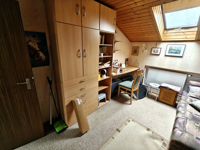 Maison mitoyenne bien entretenue en emplacement central – Büro OG