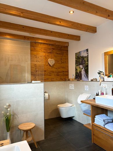 Stilvolles Landhaus mit vielseitig nutzbarer Werkstatt – Badezimmer
