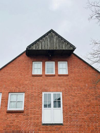 Provisionsfrei- Modern-energetisch-attraktiv Wohn/Geschäftshaus – antiker Flaschenzug