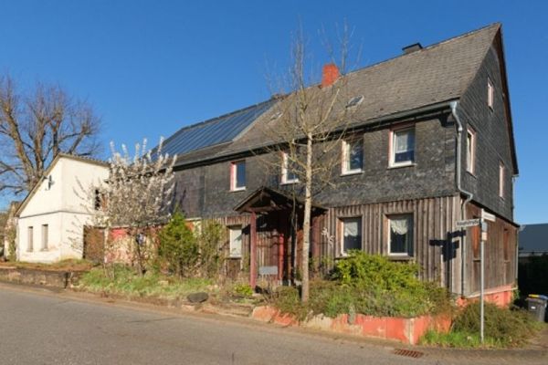 Timber-frame romance to finish yourself: timber-frame house with barn in the village center of Tellig (Hunsrück)