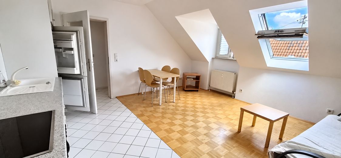Mooie, gedeeltelijk gemeubileerde 2-kamerwoning op een centrale, rustige locatie – Wohnzimmer #2