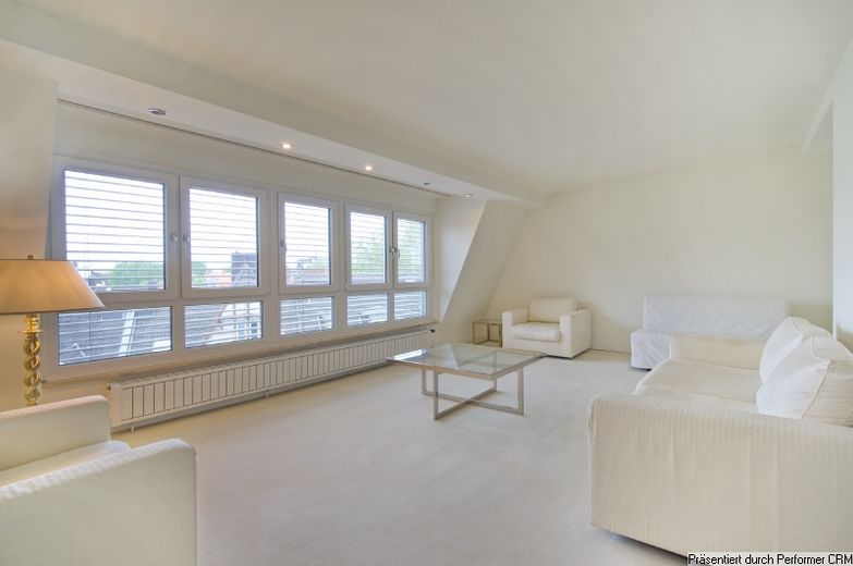 Im Herzen von Düsseldorf Oberkassel: Großzügige, möblierte 2-Zimmer-Wohnung im 5. OG mit Aufzug – 2d83243e0e89b734c901baf81c5f141a0c124cd1.jpg