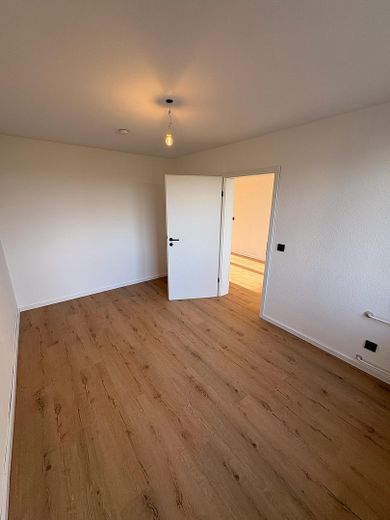 Première occupation après rénovation complète : appartement lumineux de 3,5 pièces avec 2 balcons, cuisine équipée et garage en sous-sol – Kinderzimmer/Büro