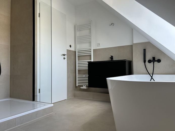 exklusive penthouseartige Dachgeschosswohnung mit großzügiger Dachterrasse in Dortmund-Kirchhörde – Badezimmer oben