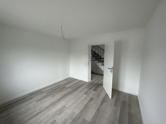 Premium 3-Zimmer-Maisonette-Wohnung mit offener Wohn-Ess-Küche, Dachterrasse & Fußbodenheizung – OG Gästezimmer/Kinderzimmer