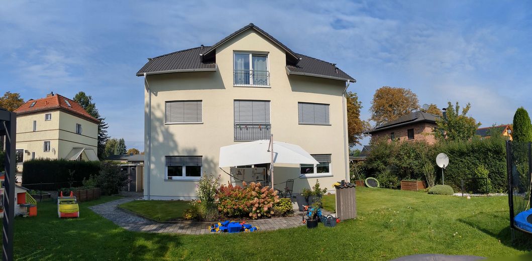 3 Zimmer mit Terrasse und Garten, Einfamilienhausalternative für eine kleine Familie/Paar – Außen Gartenansicht