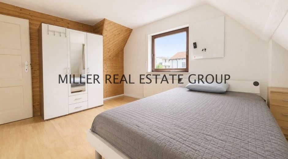 Zwei Häuser auf einem Grundstück in Ingolstadt - mit Garten &amp; Entwicklungspotenzial! – Schlafzimmer Haus I