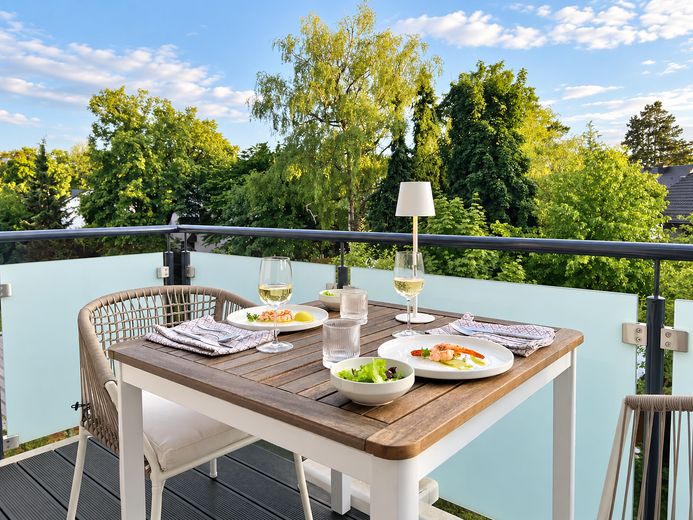 Ekskluzywny, w pełni umeblowany i wyposażony penthouse w spokojnej lokalizacji z dogodnym połączeniem komunikacyjnym. – Balkon