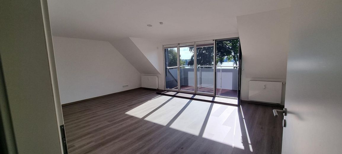 Wohnzimmer mit Balkon
