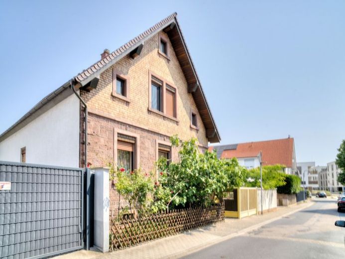 Attraktives 2-Familienhaus mitten in Blankenloch – Wohnen & Investieren! – Foto 1