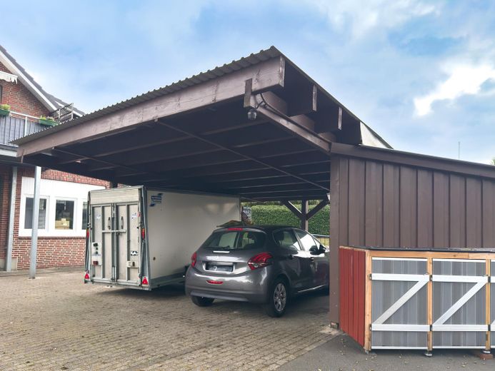 Bien immobilier polyvalent aux possibilités d’utilisation attrayantes – Carportansicht