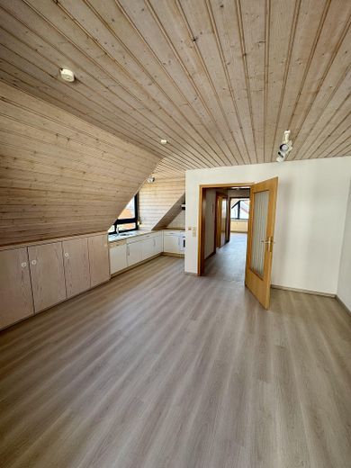Provisionsfrei: 2-Zimmer-Wohnung DG mit Balkon in betreuter Wohnanlage – Wohnzimmer/ Küche 2