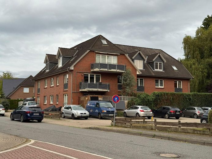 3,5-Zimmer-Wohnung in Buxtehude; großzügiger Wohnbereich mit offener Küche – Hausansicht