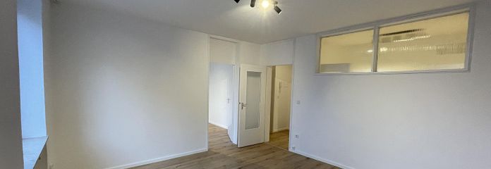 Deuxième occupation après rénovation / appartement de 2 pièces avec cuisine équipée dans un emplacement central à Fürth – Wohnzimmer