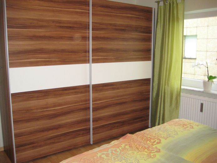 Helle 2 ZKB Wohnung, Balkon, Badezimmer mit Fenster, Einbauküche VB, Keller, Stellplatz – Schlafzimmer