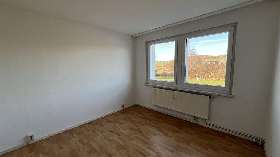 sonnige 3-Raum-Wohnung/Balkon mit Laminat und Einbauküche – Schlafen