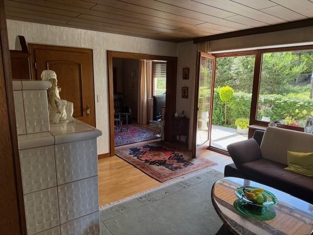 Wohnzimmer mit Kachelofen