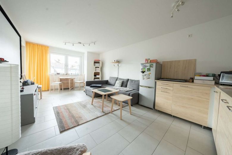 Kapitalanlage! Komfortable 2,5-Zimmer-Wohnung mit Balkon und TG-Stellplatz – Wohnbereich mit Küche