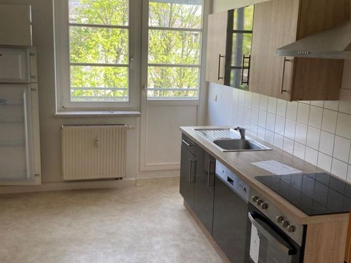 Einbauküche schon vorhanden! Helle 2-Zimmer mit Laminat, Wannenbad & Balkon in ruhiger Lage! – Foto 1