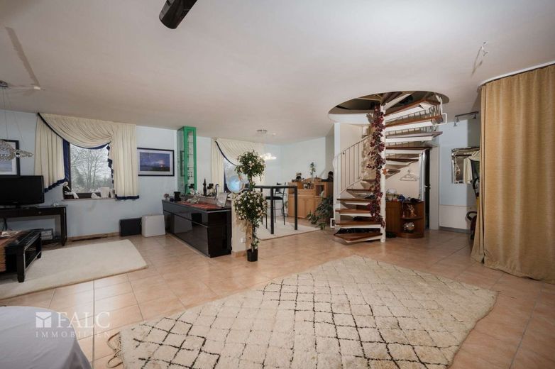 Helle Maisonette-Wohnung mit Terrasse, Fußbodenheizung und eigenem Saunaraum – Wohnzimmer