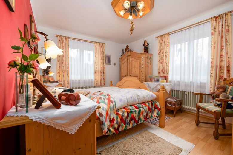 3-Zimmer-Erdgeschosswohnung in Wallgau mit Terrasse, Hobbyraum &amp; Garage – Schlafzimmer