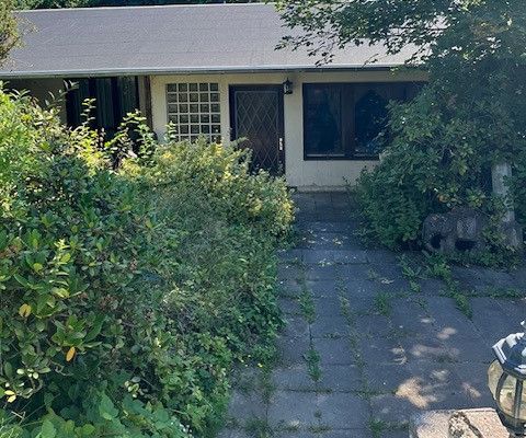 Traumhaftes Gartengrundstück mit entkerntem Einfamilienhaus zum Fertigbauen zu verkaufen