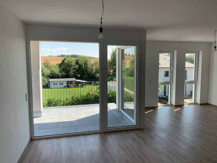 Premium 3-kamerappartement met 2 balkons, prachtig uitzicht en inbouwkeuken aan de rand van het veld! A+ – Wohnzimmer Balkon