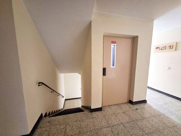 CITYHOUSE: Gepflegte 2 Zimmer Wohnung mit großem Balkon, Keller und TG Stellplatz in zentraler Lage – Hausflur mit Aufzug