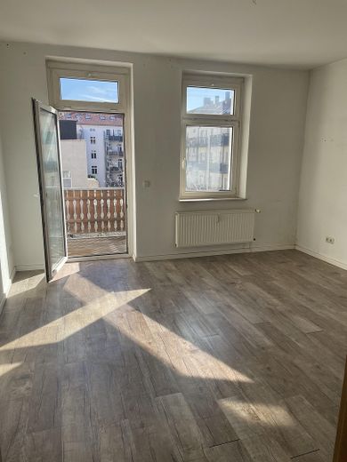 Helle, großzügige 3-Zimmer-Wohnung mit Balkon, Aufzug und Hofstellplatz in Leipzig-Volkmarsdorf – Balkonzimmer