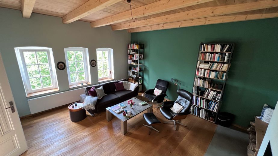 Penthouse-Traum mit Weitblick - Stillvolles Wohnen auf Rügen – Wohnzimmer mit Decke