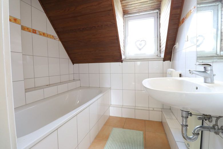 Holzhaus mit Geschichte und viel Potenzial in ruhiger Wohnlage von Bordesholm – Wannenbad