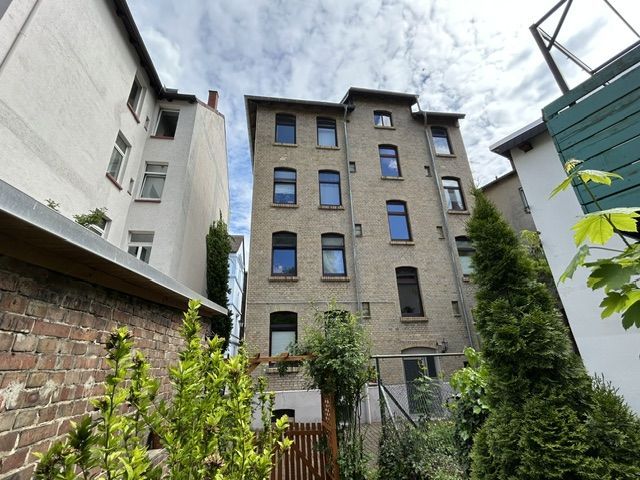 8 Parteien-Mehrfamilienhaus + + im tollen Umfeld + + 1 Garage und ein kleiner Garten am Innenhof – Ansicht vom Garten