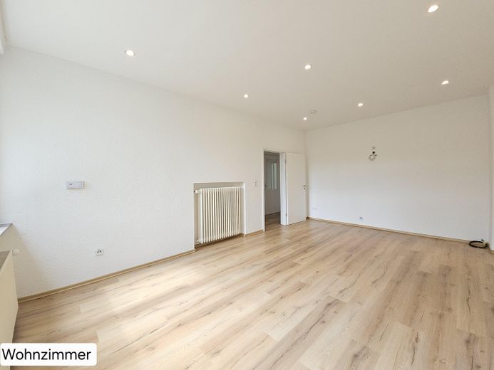 Frisch renovierte 3-Zimmer-Wohnung mit neuem Laminatboden in ruhiger & zentraler Lage – Foto 2