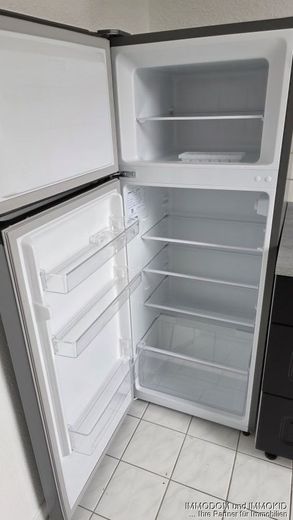 3-Zimmer-Dachgeschoss-Wohnung mit EINBAUKÜCHE in Zwickaus Nordvorstadt an KAPITALANLEGER zu verkaufen! – Kühl- und Gefrierkombi