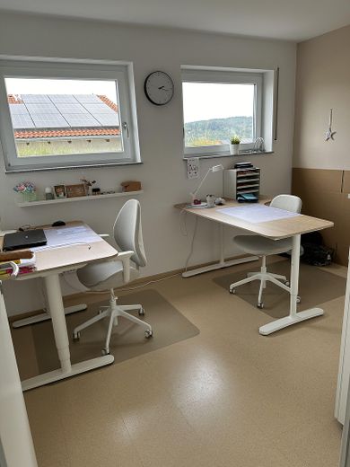 Casa bifamiliare senza provvigioni in posizione eccellente - periferia del paese, giardino, abitazione e eventualmente affitto – Jugendzimmer/Büro EG