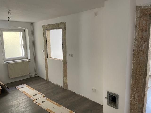 Grande maison individuelle rénovée avec extension atelier à Tharandt près de Dresde – Küche mit Durchreiche WZ EG