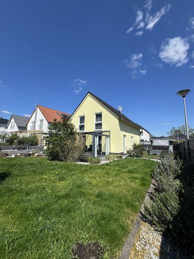 Hausansicht + Garten