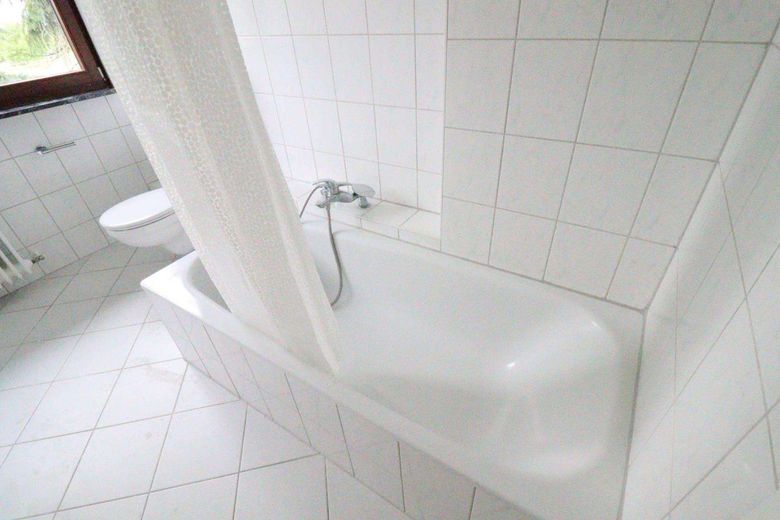 WRS Immobilien - Rockenberg -  MFH mit 9 Einheiten + 6 Einzelgaragen - Renditesteigerung auf 4,94 % – DG - freie Wohnung - Badezimmer - Bild 2