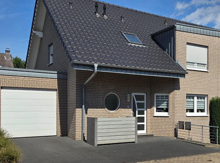 Lichtdurchflutetes Single-Schatzkästchen: Gehobene DG-Wohnung mit Balkon – HAUSANSICHT