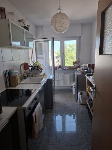 Wunderschöne 3-Zimmer-Wohnung mit Dachterrasse und Balkon in der KA-Oststadt – Küche mit Balkon