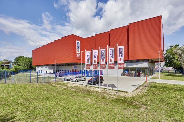 51m2 STORAGE SPACE IN A PRIME TRANSPORT LOCATION. COMMISSION-FREE
