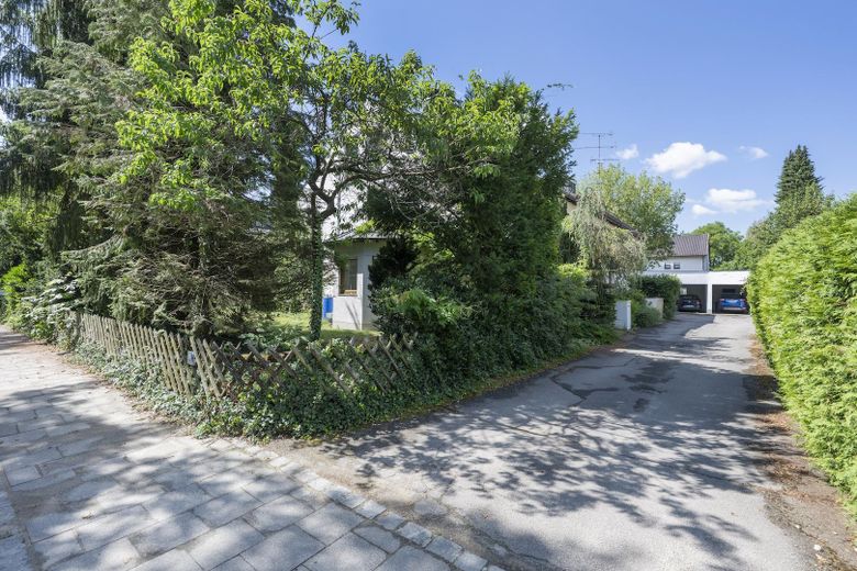 Reihenendhaus I 1996 umfassend saniert I 371 m² Grundstück – Blick auf Garagenhof