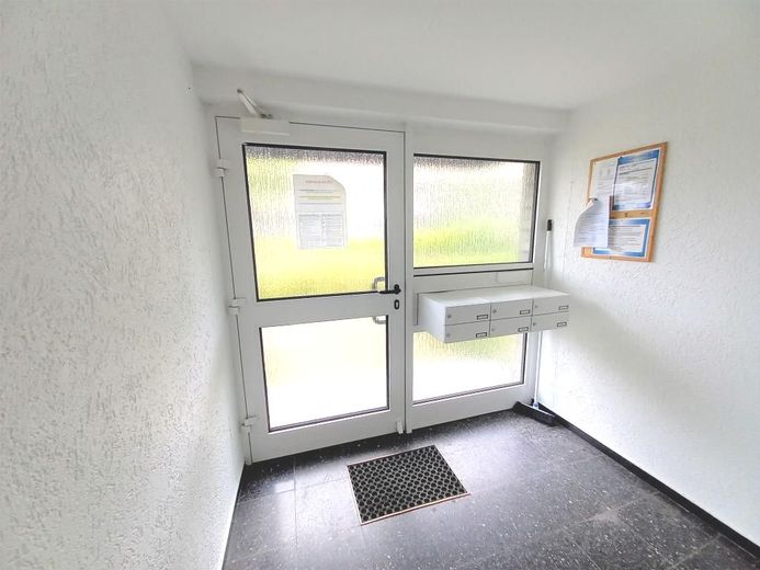 CITYHOUSE: Gut geschnittene Etagenwohnung mit großem Balkon, Keller und eigener Garage – Hauseingangsbereich